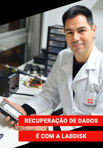 Especialista da LabDisk em laboratório realizando a recuperação de dados de um HD
